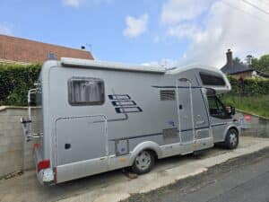 Camping-car garé devant une maison