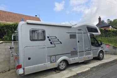 Camping-car garé devant une maison