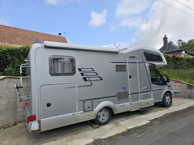 Camping-car garé devant une maison