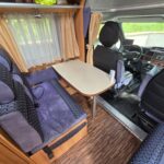 Intérieur de camping-car avec sièges et table
