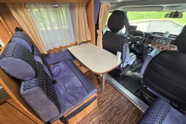 Innenausstattung von Wohnmobil mit Sitzen und Tisch