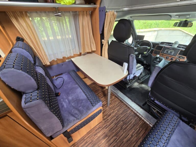 Intérieur de camping-car avec sièges et table