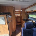 Intérieur moderne de camping-car avec cuisine et sièges
