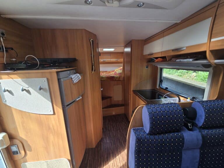 Intérieur moderne de camping-car avec cuisine et sièges