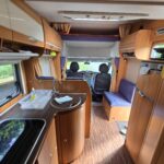 Intérieur moderne et boisé de camping-car