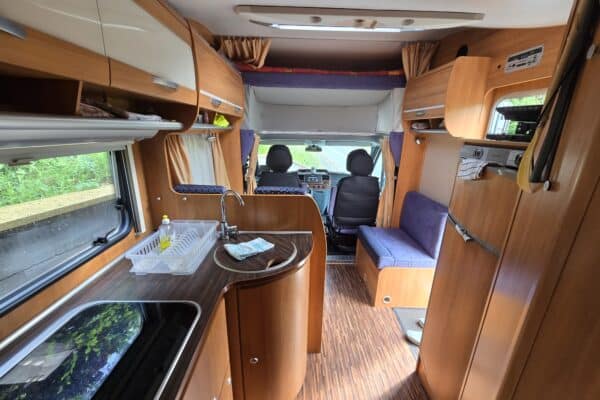 Modernes, holziges Interieur von Wohnmobil