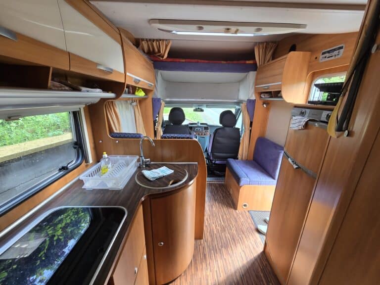 Intérieur moderne et boisé de camping-car