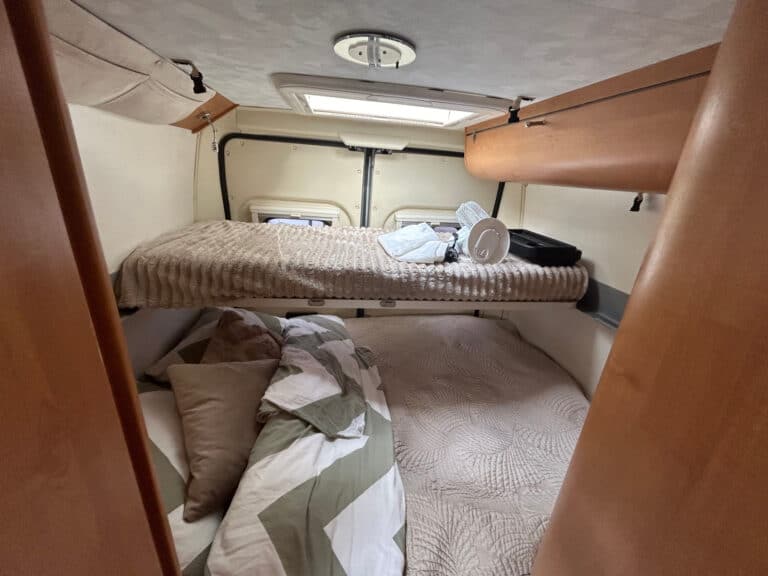 Lits superposés dans un camping-car spacieux.