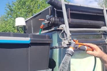 Système d'arrosage solaire sur camion aménagé.