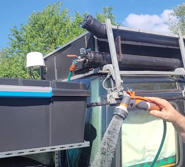 Système d'arrosage solaire sur camion aménagé.