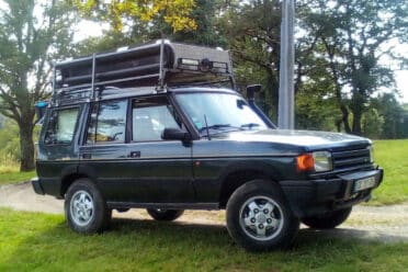 4x4 noir avec tente sur le toit, extérieur