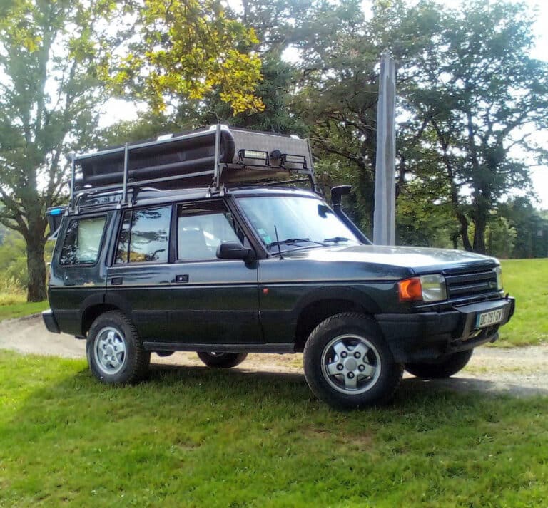 4x4 noir avec tente sur le toit, extérieur