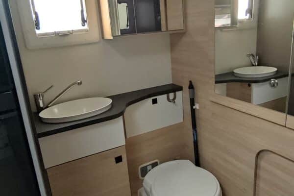 Salle de bain moderne avec lavabo et toilettes.