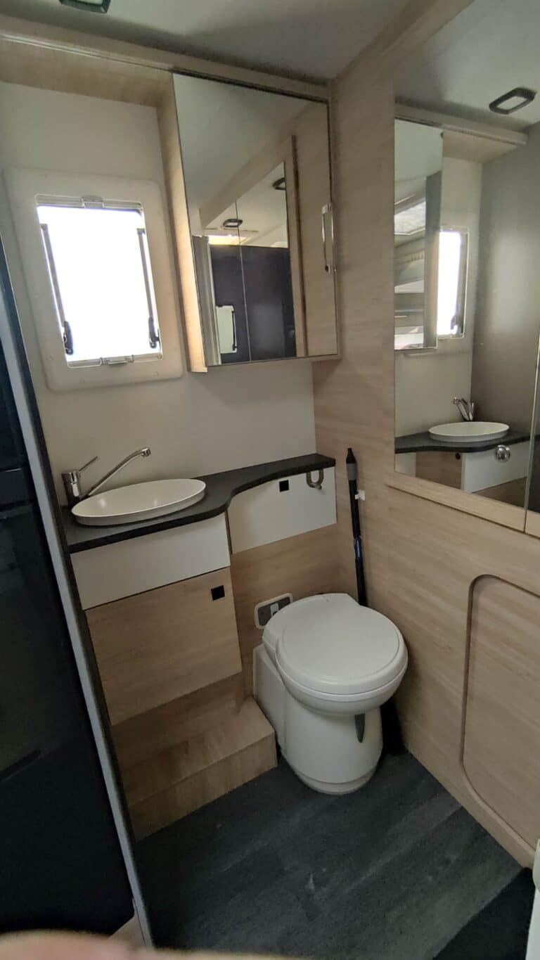 Salle de bain moderne avec lavabo et toilettes.