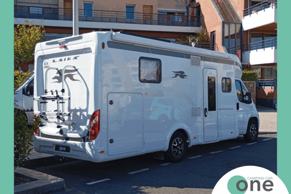 Wohnmobil vor einem modernen Gebäude geparkt.