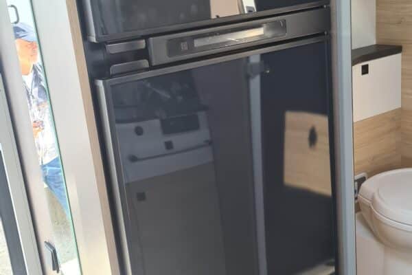 Réfrigérateur intégré dans un camping-car moderne.