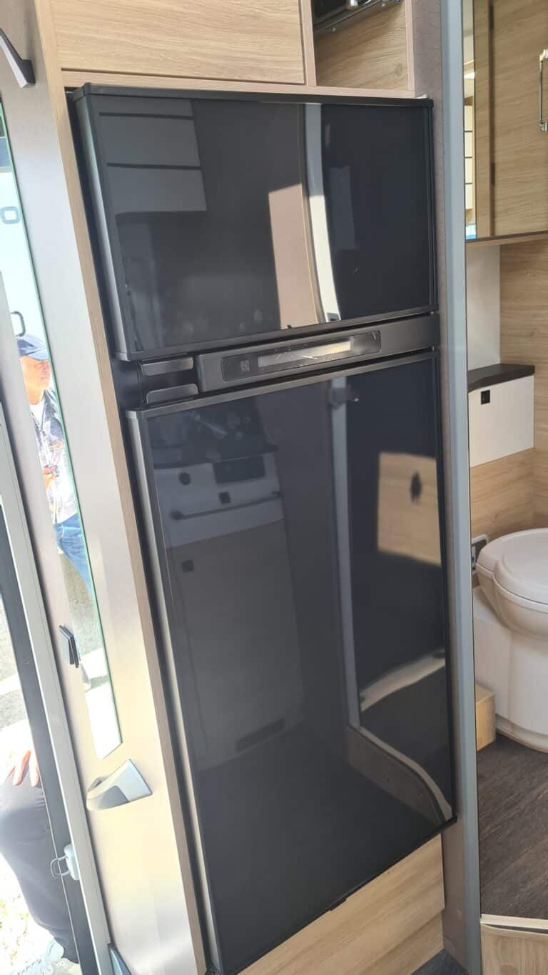Réfrigérateur intégré dans un camping-car moderne.