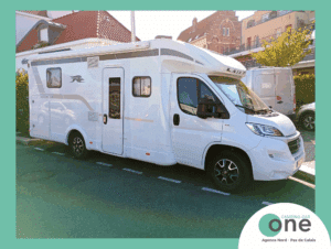 Camping-car blanc stationné en ville.