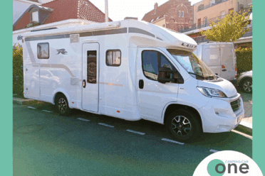 Camping-car blanc stationné en ville.