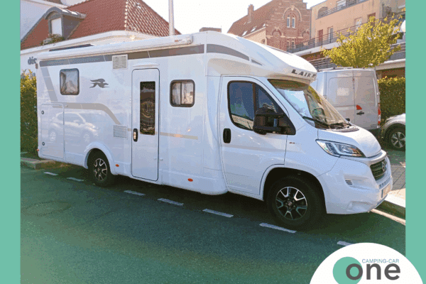 Wohnmobil weiß geparkt in der Stadt.