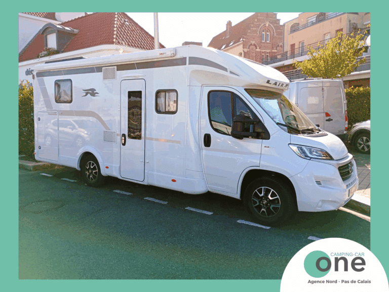 Camping-car blanc stationné en ville.