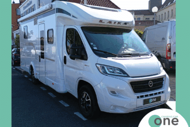 Camping-car blanc stationné en ville, modèle récent.