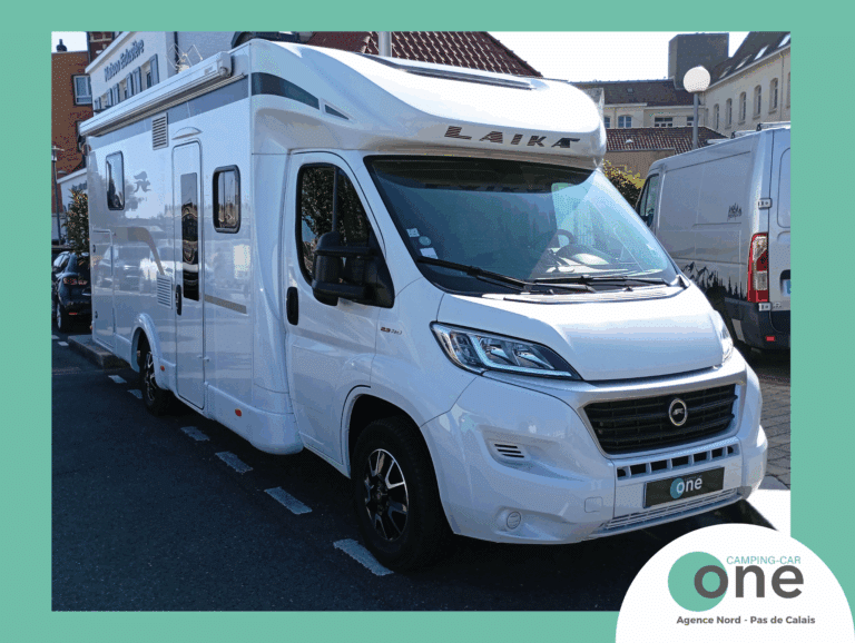 Camping-car blanc stationné en ville, modèle récent.