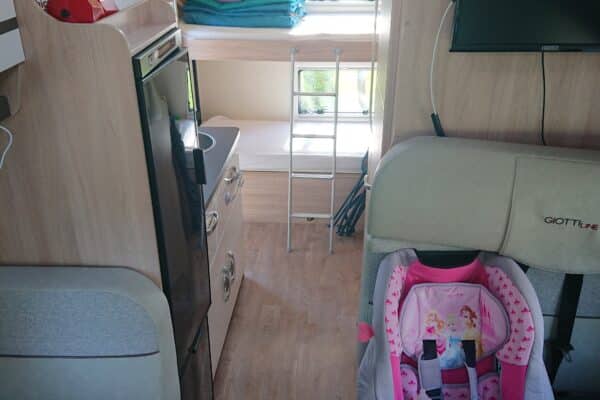 Intérieur d'un camping-car moderne et équipé.