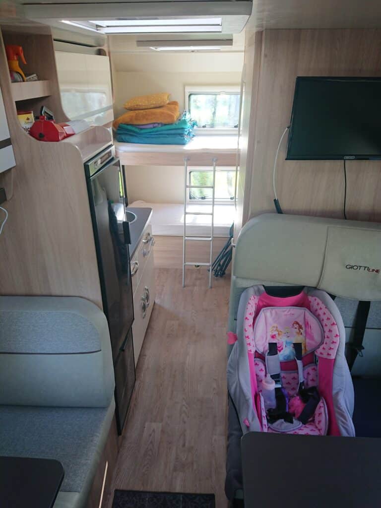 Intérieur d'un camping-car moderne et équipé.