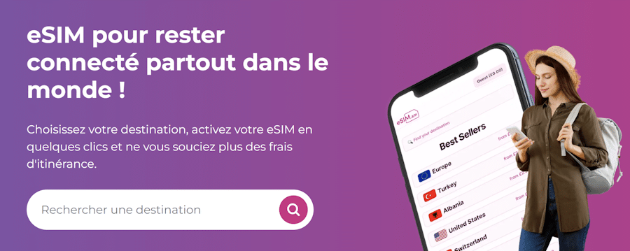 Femme avec téléphone et carte pour voyager avec eSIM.