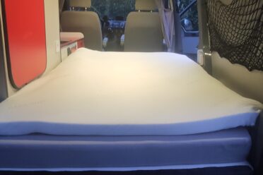 Letto in un furgone confortevole e ben illuminato.