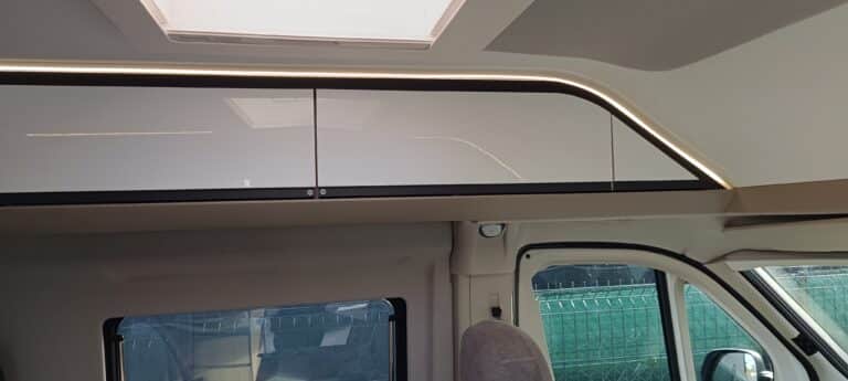 Intérieur d'un camping-car avec un placard moderne.