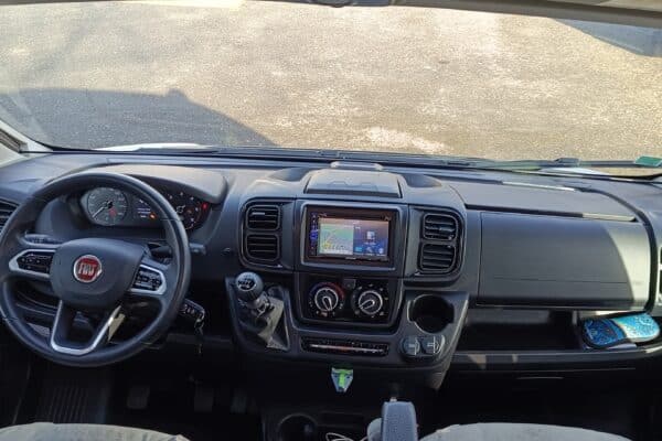 Intérieur de cabine de camion avec tableau de bord.