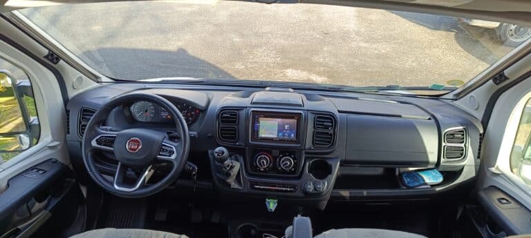Intérieur de cabine de camion avec tableau de bord.