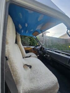 Intérieur de camionnette avec sièges en tissu moelleux.
