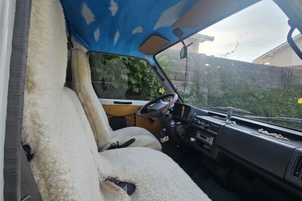 Innenausstattung von camionnette mit weichen Stoffsitzen.