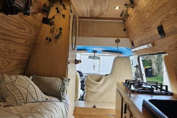 Warmes Interieur von Campervan mit Küche.
