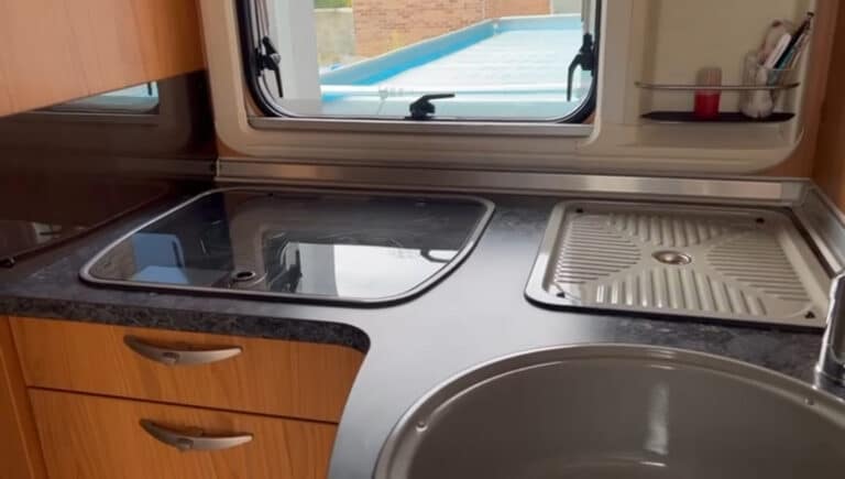 Cuisine compacte avec évier et plaque de cuisson.