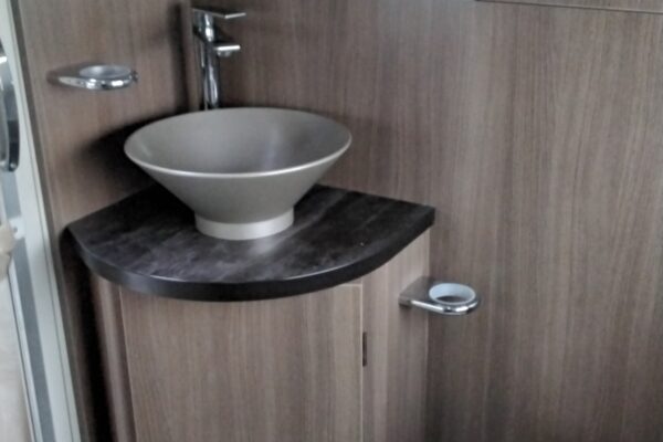 Badezimmer eines modernen Wohnmobil.