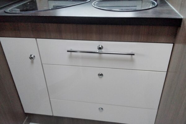 Moderne Küche mit weißen Schränken