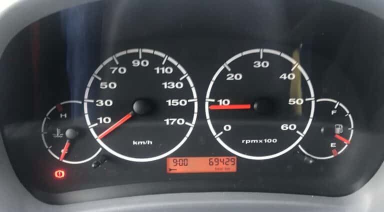 Tableau de bord voiture, compteurs et témoins lumineux.