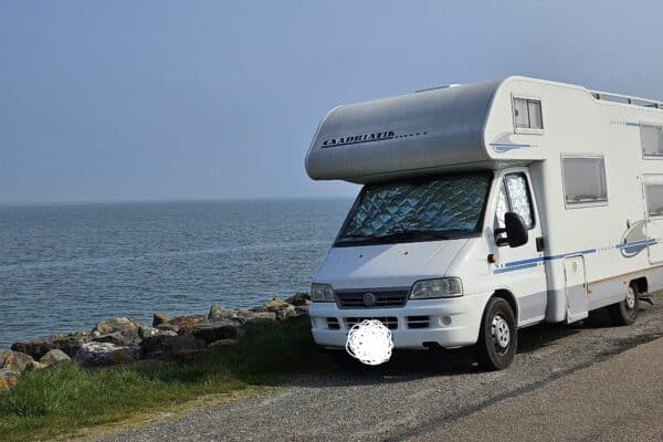 Wohnmobil geparkt in der Nähe des Meeres