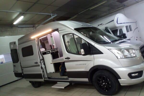 Camping-car moderne en exposition intérieure.