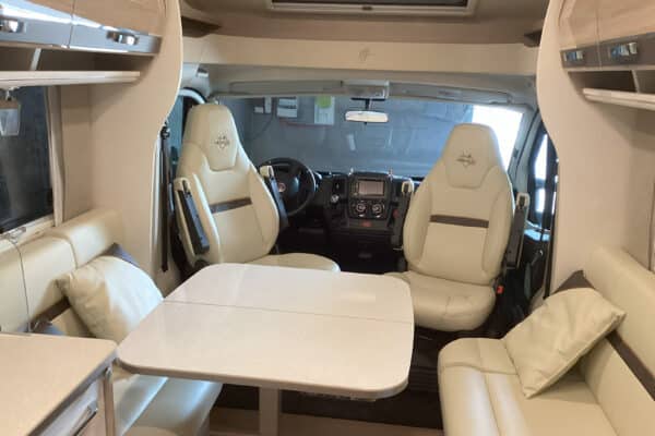 Intérieur spacieux d'un camping-car moderne.