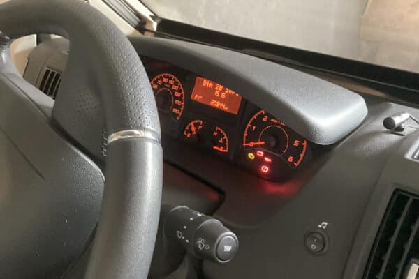 Tableau de bord de voiture avec voyants allumés.