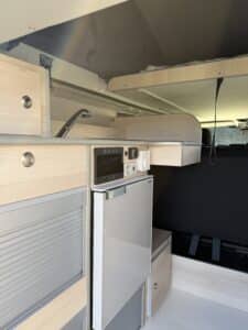 Intérieur moderne d'un camping-car compact et équipé