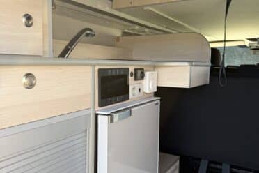 Intérieur moderne d'un camping-car compact et équipé