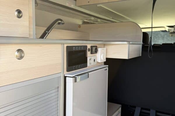 Interni moderni di un Camper compatto e completamente attrezzato