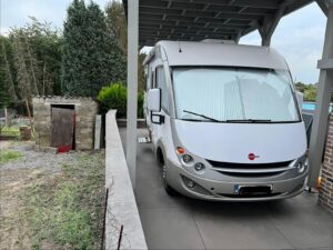 Camping-car stationné sous un abri en plein air.