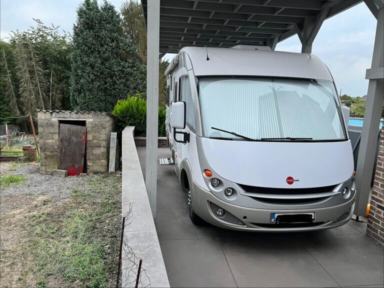 Camping-car stationné sous un abri en plein air.